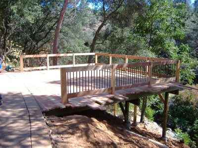 Slope Building, Hillside Deck, Steep Backyard, Steep Gardens, Stairs Diy, Build A Deck, Redwood Decking, Terrasse Design, Deck Layout