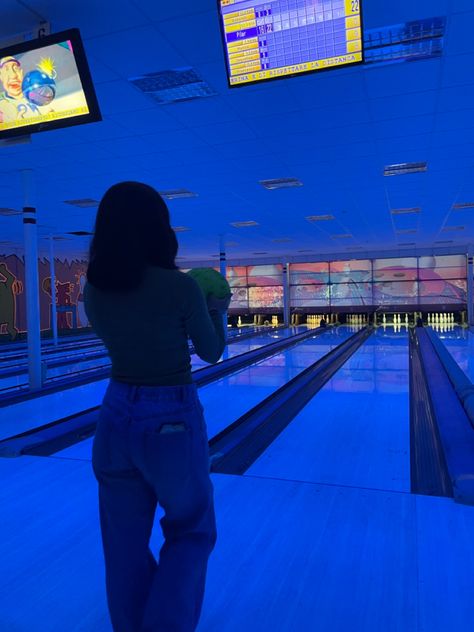 Bowling Alley Photoshoot With Friends, Bowling Picture Ideas, Bowling Selfie, Bowling Photo Ideas, Bowling Photoshoot, Bowling Photos, Bowling Friends, Bowling Pictures, Bowling Night