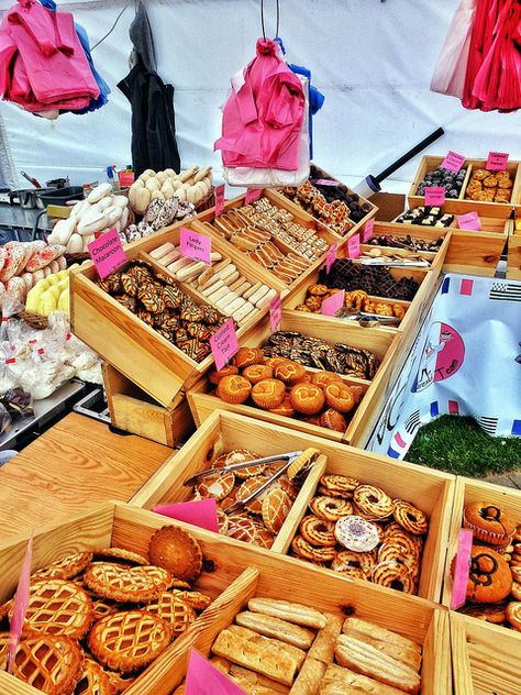 That ever sought after vintage/chic cake stall look - bake sale idea from Cake Stall at Whitehaven Festival Bake Sale Displays, Farmers Market Display, Cake Stall, Cookie Display, Stall Display, Bakery Display, Baking Business, Cake Business, Food Stall