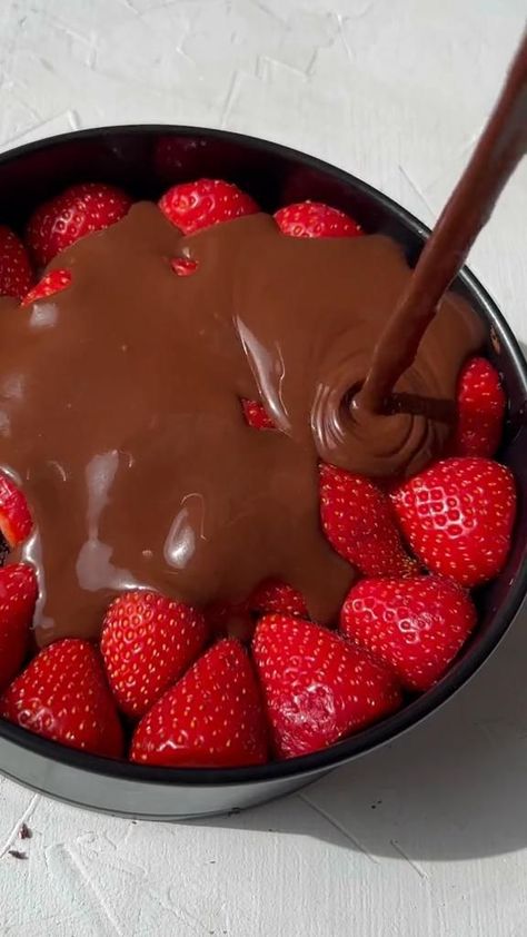 Strawberry Chocolate Cake 😍 in 2022 Strawberry Chocolate Cake, Strawberry Chocolate, Easy Baking Recipes Desserts, Tasty Baking, Sweet Snacks Recipes, Baked Dessert Recipes, Delicious Snacks Recipes, Food Recepie, Fun Baking Recipes