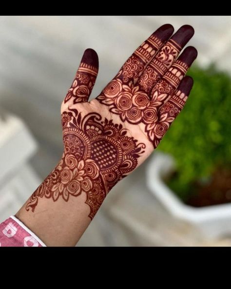 Front Mahendi Design Latest, Flower Mahendi Design Front Hand, Mehdi Degine Unique Front, Beautiful Mehendi Degins Front Hand, Latest Mehndi Designs Front Hand 2024, Mehandhi Designs, Front Mehndi Design, Khafif Mehndi Design, Mehndi Designs Bridal Hands