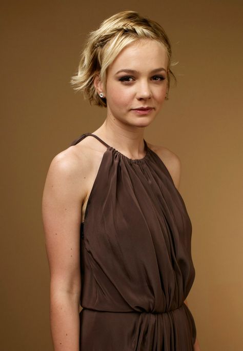 Carey Mulligan...love her, I think she is so beautiful. Short Celebrities, Celebrity Short Hair, Celebrity Haircuts, Prom Hairstyles For Short Hair, Carey Mulligan, Growing Out Short Hair Styles, Choppy Hair, Punk Hair, Hollywood Actress