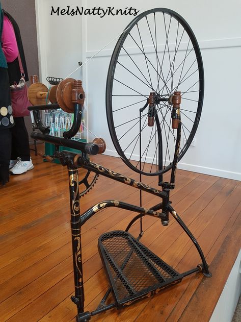 Diy Spinning Wheel, Bushcraft Skills, Spinning Wool, Spinning Wheels, Spinning Yarn, Spinning Fiber, Weaving Projects, Wool Crafts, Spinning Wheel