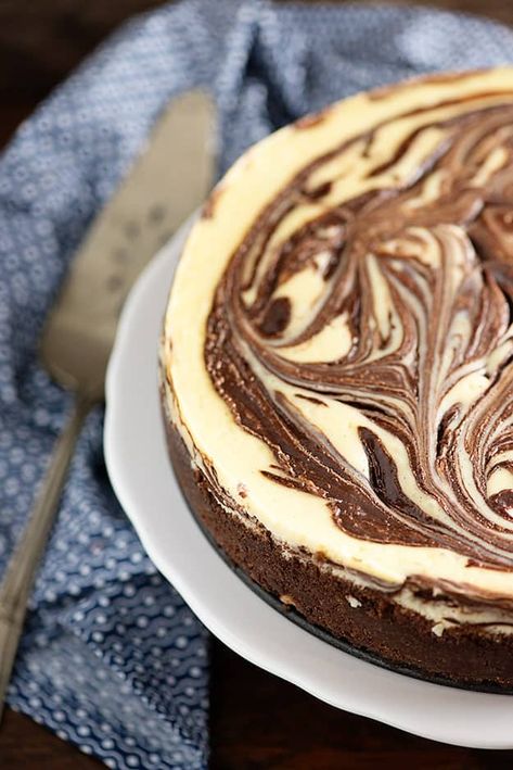 Swirled Cheesecake, Simple Cheesecake, Small Cheesecake, Easy Cheesecake Recipe, Chocolate Swirl Cheesecake, Baking Cheesecake, Swirl Cheesecake, Chocolate Cheesecake Recipes, Dessert Candles