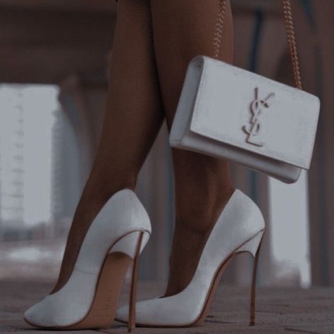 Stile Kylie Jenner, Hak Tinggi, Heels Aesthetic, Shoes Heels Classy, White High Heels, Rich Girl Lifestyle, Heels Classy, Fancy Shoes, Classy Aesthetic