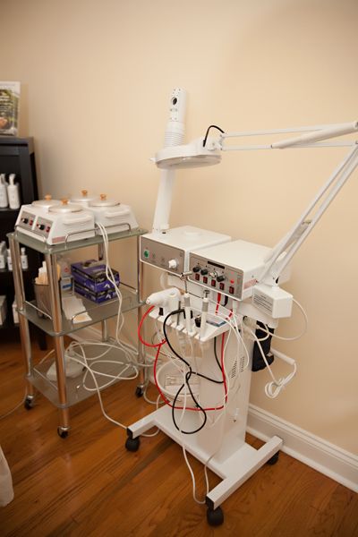 Equipment for waxing and facials Future Esthetician, House Spa, High Frequency Facial, Beauty Careers, Office Tour, Spa Rooms, Clarence House, Salon Ideas, Spa Party