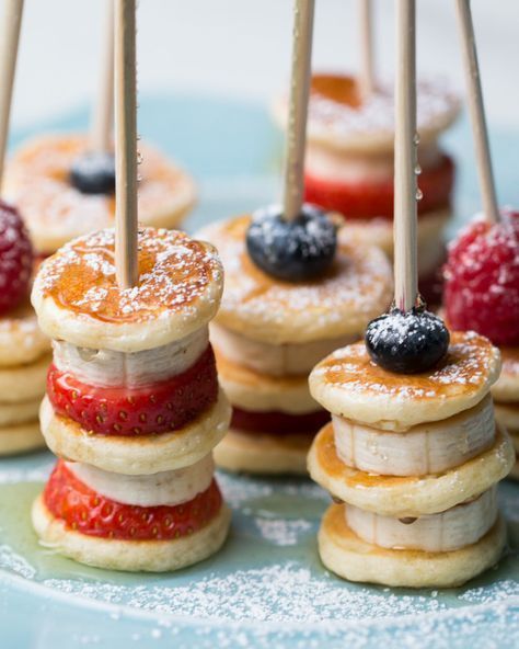 Strawberry Banana Pancake Skewers Pancake Skewers, Strawberry Banana Pancakes, Fest Mad, Banana Pancake, Dessert Shots, Food Party, Snacks Saludables, Läcker Mat, God Mat