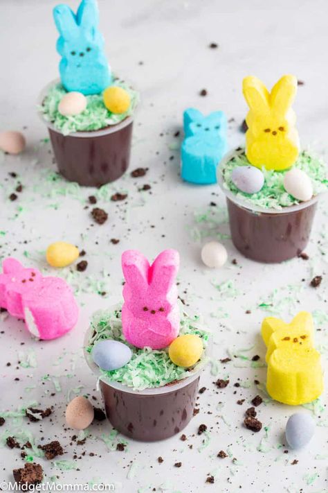 Dirt Cups Easter, Easter Dirt Cups, Easter Pudding Cups, Dirt Cups Recipe, East Dessert, Dirt Cups, Candy Egg, Marshmallow Peeps, Easter Snacks