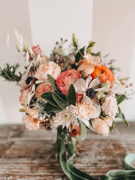 1950s Wedding Bouquet, Late Summer Wedding Bouquets, Wedding Flowers Italy, Fall Bridal Bouquet September, Wedding Bouquet September, Flower Grandma Wedding, June Flower Bouquet, Late Summer Wedding Color Palette, Bridal Bouquet Hydrangea