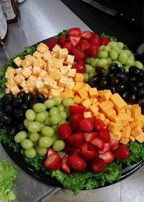 Vegetables Platter Ideas, Chips And Dip Board, Meat And Cheese Tray Ideas, Veggie Platter, Fruit Buffet, Meat And Cheese Tray, Best Freeze Dried Food, Fruit Platter Designs, Vegetable Platter