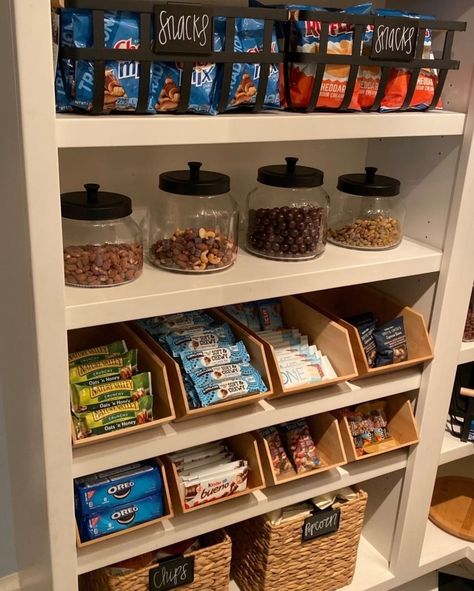 Candy Storage Ideas, Harvest Storage, Big Snacks, Diy Pantry Organization, Snack Display, Room Organization Bedroom, Snack Organizer, Pantry Organisation, Food Pantry Organizing