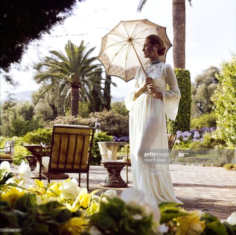 News Photo : Vogue, August 01, 1976 - Socialite and... Helene Rochas, Garden Shoot, Horst P Horst, Patio Art, Magazine Vogue, Rustic Bathroom Designs, Beyond The Sea, Grey Gardens, Great Pic