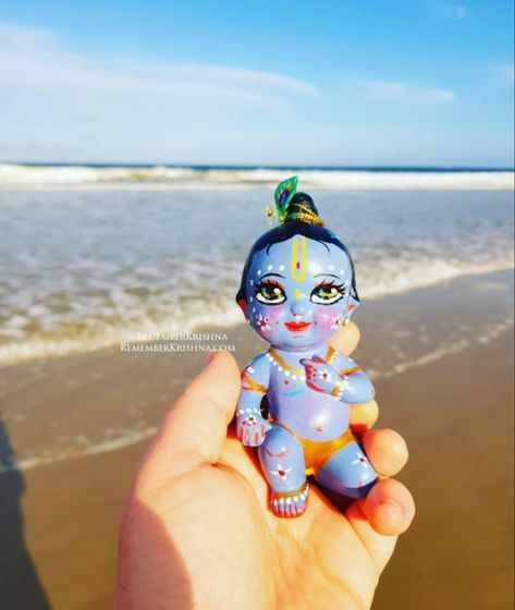 credits - @remember_krishna Clay Krishna Diy, Krishna Clay Art, Janmastami Decorations, Clay Krishna, Kanha Drawing, Krishna Shringar, Embroidery Heart Pattern, Mouldit Clay, Krishna Murti