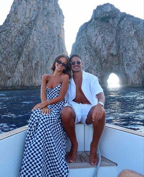 Italy Boyfriend, Beach Wedding Couple Outfit, Italy Travel Aesthetic Couple, Cute Couple Vacation Pictures, Italy Couple Outfits, Europe Couple, Cruise Aesthetic Pics Couple, Couple In Italy Aesthetic, Elegant Couple Aesthetic