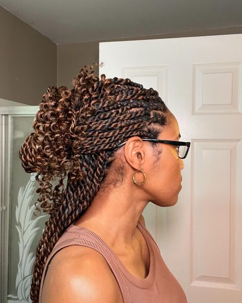 Brown and clack combo braids, pkait and twist braids, twist braids with curly ends, braids up do #braids #blackhair Spring Twists With Color, Twist Braids Hairstyles Brown, Distressed Twists, Ombré Twists, Twists Curly Ends, Twist Braids With Curly Ends, Brown Twist Braids, Up Do Braids, Brown Twists