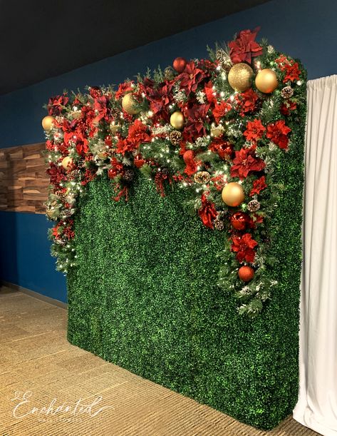 Green Wall Christmas Decor, Christmas Grass Backdrop, Christmas Flower Wall Backdrop, Grass Wall Christmas Backdrop, Christmas Wall Installation, Christmas Selfie Wall Ideas, Christmas Wall Backdrop, Boxwood Christmas Decor, Christmas Backdrop Ideas Diy