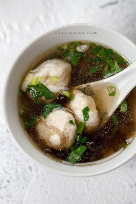 Fishball Soup, Fishball Soup Noodles, Fish Ball Soup, Fish Balls Soup, Fish Soup Recipe Asian, Chinese Fish Soup, Fish Cake Soup Korean, Chinese Fish Soup Recipe, Fishball Recipe