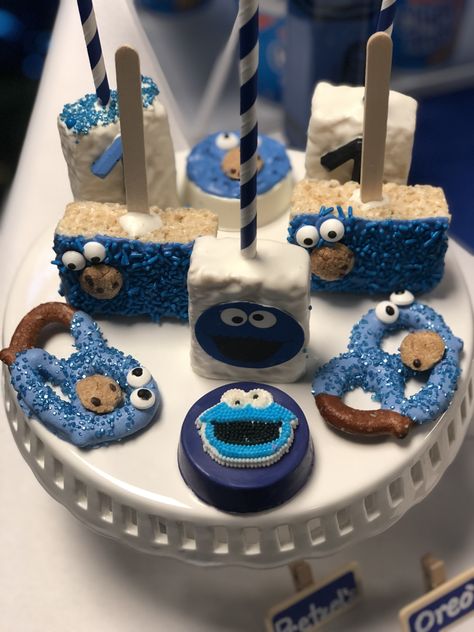 Cookie Monster Oreos, Pretzels, Marshmallows and Rice Krispies Pops Cookie Monster Treats Desserts, Cookie Monster Rice Crispy Treats, Cookie Monster Treat Table, Cookie Monster Rice Krispie Treats, Cookie Monster Desserts, Cookie Monster Treats, Monster Oreos, Cookie Monster Party Favors, Bday Treats