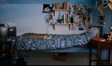 Oliver's bed (Submarine) Submarine Film, Oliver Tate, Movie Bedroom, Submarine Movie, Nighty Night, House Room, Teen Bedroom, Tv Room, Dream Room