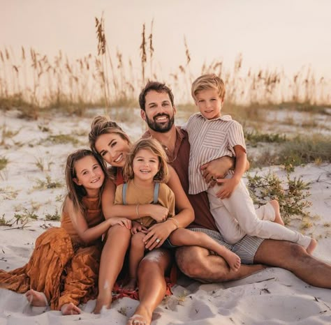 Family Beach Pictures Poses, Family Beach Pictures Outfits, Beach Photoshoot Family, Beach Picture Outfits, Family Beach Session, Beach Photography Family, Family Beach Portraits, 30a Beach, Family Photoshoot Poses