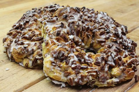 Pecan Danish Ring Pecan Ring Danish Recipe, Chocolate Danish Recipe, Chocolate Danish, Maple Pecan Danish Pastries, Danish Hazriq, Danish Pastry, Breakfast Items, Bread Rolls, Donuts