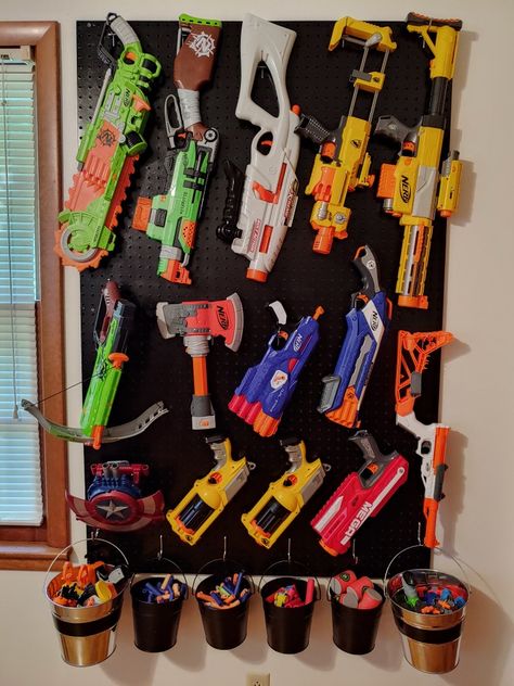 Nerf Fun Wall, Nerf Pegboard Wall, Nerf Bedroom Ideas, Ninja Bedroom, Nerf Storage Ideas, Nerf Wall, Fortnite Room, Nerf Storage, Vintage Store Ideas