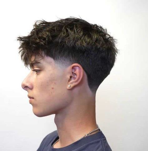 Cette année, les tendances capillaires masculines évoluent de plus belle ! Après le mulet, le man bun, la quiff haircut et l'undercut, c'est au tour de la coupe casquette avec taper de se hisser à la tête des coiffures les plus populaires. Particulièrement prisée par les plus jeunes, cette coiffure à la fois décoiffée et élégante est celle que vous devez absolument porter pour surfer sur la vague de la mode en l'an 2024. Mais avant de passer par la case "coiffeur", trouvez l'inspiration qu... Undercut Haircuts Men, Short Haircuts For Men With Wavy Hair, 2024 Men Haircut, Haircut For Men 2024, Man Haircut 2024, Haircuts For Men With Straight Hair, Men Haircut 2024, Quiff Men, Surfer Haircut