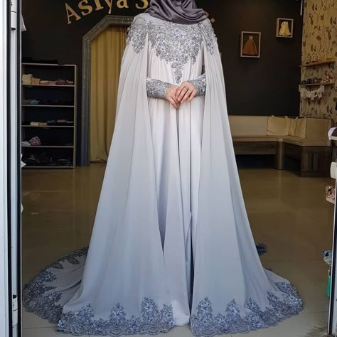 Wedding Abaya, Designer Dresses Elegant, Baju Kahwin, Islamic Fashion Dresses, Muslimah Wedding Dress, Muslimah Wedding, Estilo Hijab, Muslim Evening Dresses, Muslim Wedding Dresses