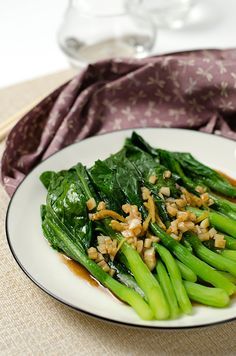 Chinese Broccoli with Oyster Sauce | Omnivore's Cookbook Pak Choi Recipe, Broccoli With Oyster Sauce, Pok Choi, Chinese Garlic Sauce, Chinese Broccoli, Chinese Garlic, Cooking Chinese Food, Chinese Vegetables, Asian Cucumber Salad