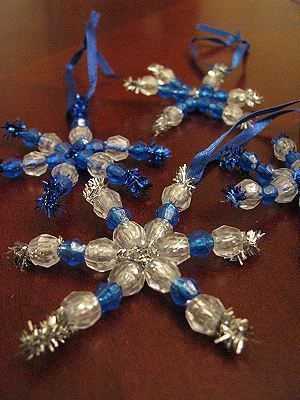 Crafts Winter, Beaded Snowflakes Ornament, Snowflake Craft, Homemade Ornaments, Beaded Snowflakes, Pipe Cleaners, Snowflake Ornaments, Christmas Crafts For Kids, Winter Crafts