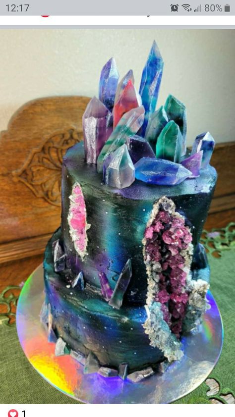 Geo Crystal Cake, Halloween Geode Cake, Chakra Cake, Cake With Crystals, Geology Cake, Crystal Cakes, Crystal Birthday Party, Gem Cake, Witch Cake