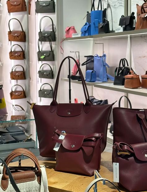 Longchamp Bag Outfit, Uni Bag, School Bag Essentials, My Style Bags, Inside My Bag, Longchamp Bag, Bag Aesthetic, Girly Bags, Gdansk