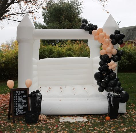 Halloween bounce house Halloween Party Bounce House, Halloween Bounce House Ideas, Halloween Bounce House, Bounce House Birthday Party, Bounce House Birthday, Halloween Infantil, Bounce House Rentals, Bounce Houses, Bubble House