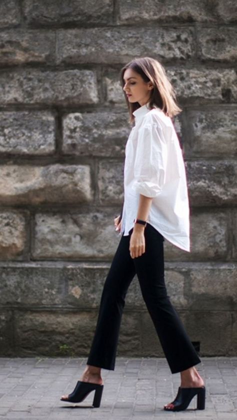 Easy Chic for Spring/Summer with White Shirts - Northern California Style Minimalist Moda, Oversized White Shirt, White Shirt Outfits, Classic White Shirt, Look Retro, Looks Street Style, Looks Black, Crisp White Shirt, Mode Inspo