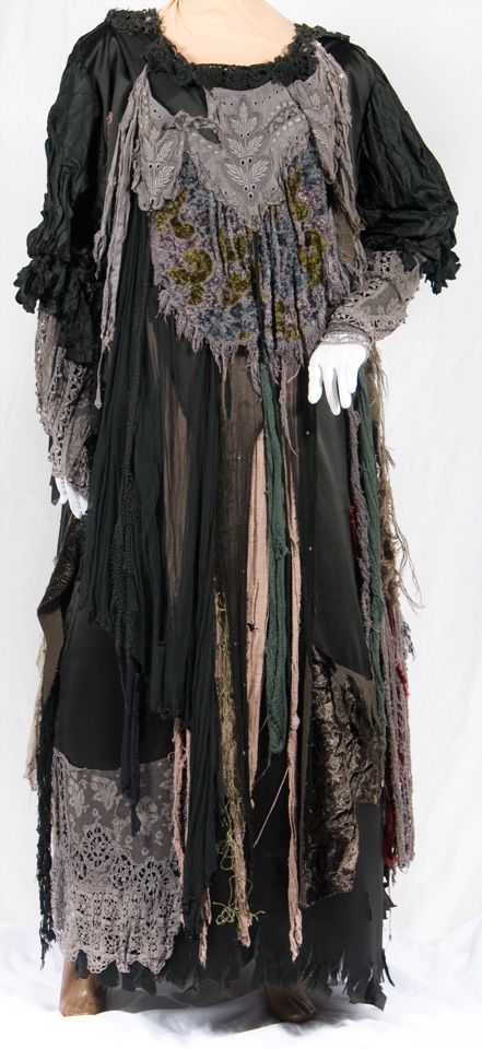 fantastic witch costume.  Can so see making this with thrift store and dollar store finds! Dark Mori Fashion Plus Size, Dark Mori Witch, Fantasia Plus Size, Macbeth Witches, Dark Mori Fashion, Strega Fashion, Mori Style, Forest Witch, Dark Mori