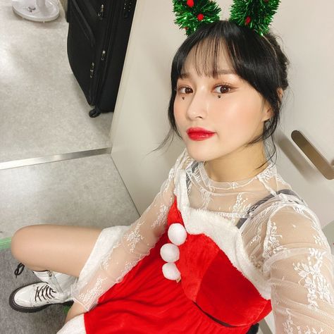 tiffkyu Dreamcatcher Christmas, Lee Siyeon, Lee Si Yeon, Dreamcatcher Siyeon, Siyeon Dreamcatcher, Baby Wolf, Odd Eyes, Christmas Icons, Girl Bands