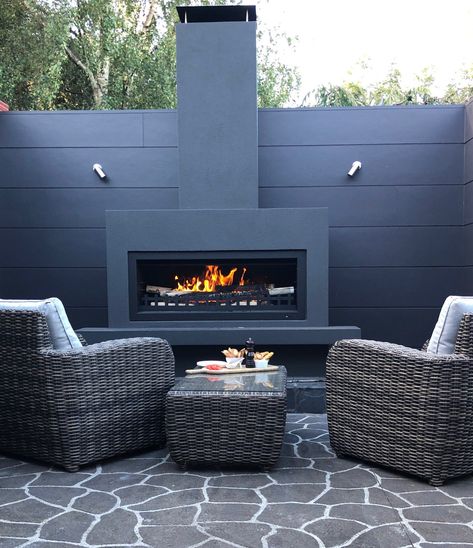 Modern Exterior Fireplace, Garden Chimney, Black Outdoor Fireplace, Modern Outdoor Fireplace Ideas, Outdoor Gas Fireplace Ideas, Outdoor Chimney, Outdoor Chimney Fireplace, Contemporary Outdoor Fireplaces, Modern Outdoor Fireplace