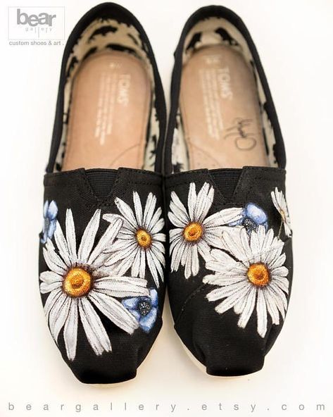 Daisy Shoes, Slip Ons Shoes, Hand Painted Toms, Painted Daisies, Painted Shoes Diy, Custom Wedding Shoes, Painted Toms, Shoe Painting, Painted Canvas Shoes