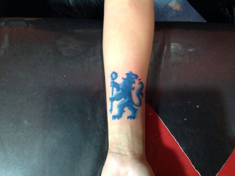 Tattoo FC Chelsea by dres tattoo made in Agentina Chelsea Tattoo Ideas, Chelsea Fc Tattoo, Chelsea Tattoo, Soccer Tattoos, Crest Tattoo, Meaning Tattoos, Tattoo On Arm, Nice Tattoos, Club Tattoo