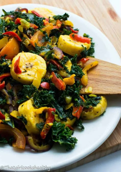 Boiled Plantains with Kale (Paleo, Vegan) Ways To Eat Fruit, Boiled Plantains, Kale Kale, Mommy Body, Curly Kale, Plantain Recipes, African Foods, Lunch Healthy, Haitian Food Recipes