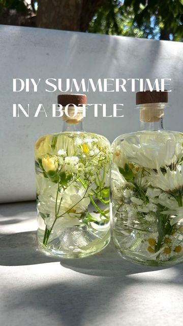 Flowers In Oil Bottles, Flowers In Baby Oil, Cork Flowers, Flowers In Bottles, Summer In A Bottle, Vase Diy, Flower Bottle, Fairy Jars, Furniture Flips