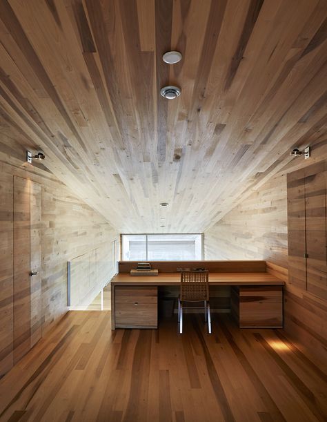 The poplar desk at the end of the master bedroom loft looks down on the living areas beneath the slanted, wood-clad ceiling. The compact interior of the house was inspired by ship-building techniques, with built-in furniture and storage throughout. Clad Ceiling, Loft Flooring, Loft Floor, Loft Office, Ship Building, Master Board, Window Treatments Bedroom, Minimalist Apartment, Diy Furniture Bedroom