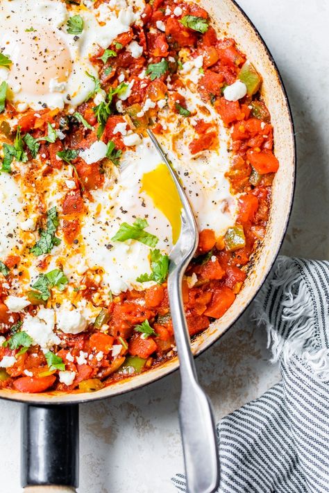 the best SHAKSHUKA made with tomatoes, harissa, eggs, and feta cheese. it's gluten free, vegetarian and an easy (and healthy!) make ahead breakfast #shakshuka Harissa Eggs, Breakfast Shakshuka, Breakfast Ideas Muffins, How To Make Shakshuka, Best Healthy Breakfast, Mediterranean Diet Breakfast, Tomato Egg, Healthy Make Ahead Breakfast, Egg Skillet