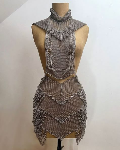 Chainmail Dress Armour, Chainmail Armor Women, Versace Chainmail Dress, Chainmail Corset, Chain Mail Skirt, Chainmail Outfit, Chainmail Fashion, Skirt With Chains, Chain Mail Dress