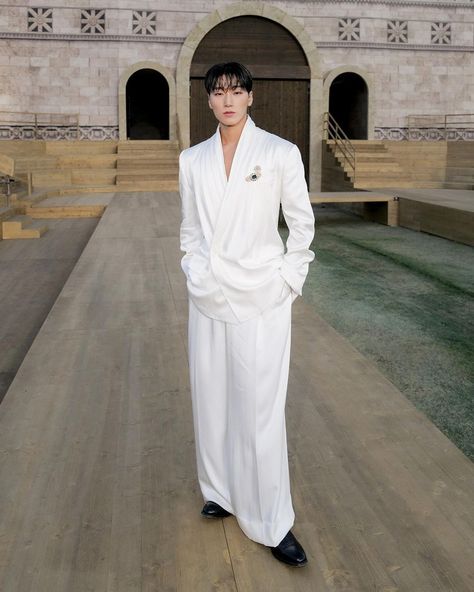 Ateez Outfits, Dinner Outfit Men, White Christmas Outfit, Christmas Outfit Men, Dolce Gabbana Alta Moda, Mens Inspiration, White Wide Leg Pants, Classy Outfits Men, San Ateez