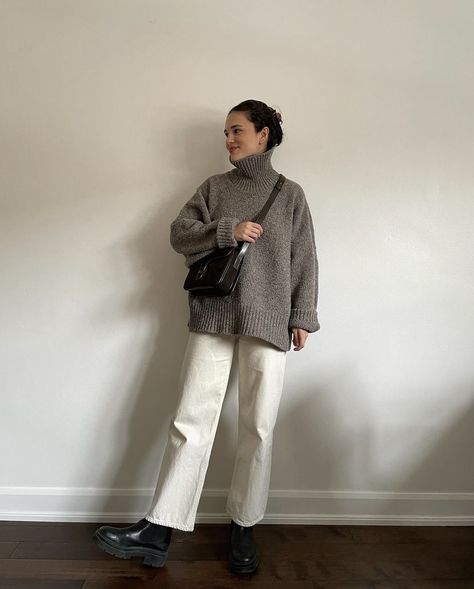 Work Lazy Outfit, Sandwich Theory Outfit, Winter Nice Outfits, Cream Corduroy Pants Outfits Winter, Daily Outfit Ideas Casual Winter, Uniqlo Fall Outfit, Daily Outfit Inspiration Winter, Theater Outfit Ideas Winter, Slacks And Sweater Outfit