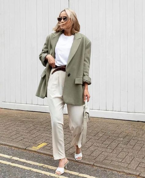 How To Style Oversized Blazers This Fall | Fashionisers© - Part 3 Khaki Color Outfits For Women, Green Blazer Outfit Fall, Linen Blazer Street Style, Khaki Oversized Blazer, Women Kakhi Blazer Outfit, Khaki Linen Blazer Outfit, Oversized Green Blazer Outfit, Pale Green Blazer Outfit, Oversized Khaki Blazer Outfit