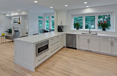 No Room for a Kitchen Island? Add a Peninsula to Your Kitchen! - Dura Supreme Cabinetry Kitchen With Peninsula Layout, Kitchen Without Island, Peninsula Kitchen Ideas, Peninsula Kitchen Design, Kitchen With Peninsula, Peninsula Kitchen, Galley Kitchen Layout, Kitchen Layouts With Island, Kitchen Peninsula