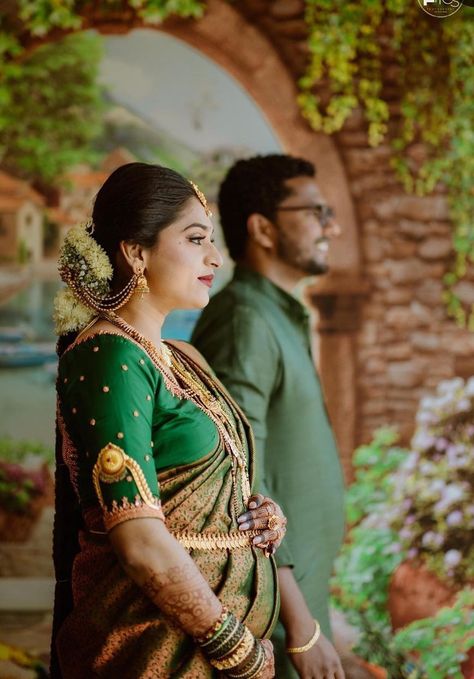 Seemantham Poses With Husband, Valagapu Photoshoot, Dohale Jevan Photography Poses, Srimantham Stills Photo, Pregnancy Saree Style, Seemantham Stills, Valaikappu Photoshoot, Indian Baby Shower Photoshoot Ideas, Seemantham Photoshoot