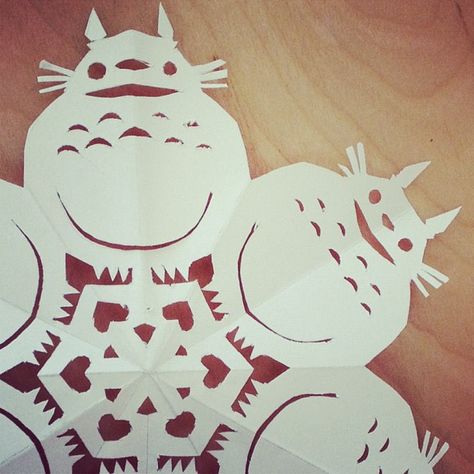 Detail of Totoro snowflake. Miyazaki by ericnakamura - wow, clever! Snowflake Paper Craft, Totoro Crafts, Totoro Birthday, Totoro Diy, Paper Craft Christmas, Studio Ghibli Crafts, Totoro Party, Totoro Ghibli, Snowflake Paper